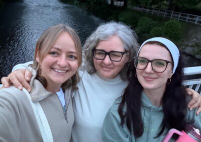 Frauen Rur Rureifel Spaziergang Lachen freundlich Yoga