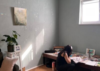 Lichtspiel Yogaraum Frau liest Zeitschrift, Malen, Kreativecke
