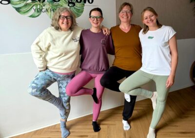 Frauen im Yogaraum, Baum, Yogastudio Rureifel, Yoga Retreat